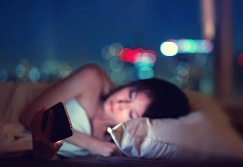 长期睡前玩手机的人 身体会发生这几个变化