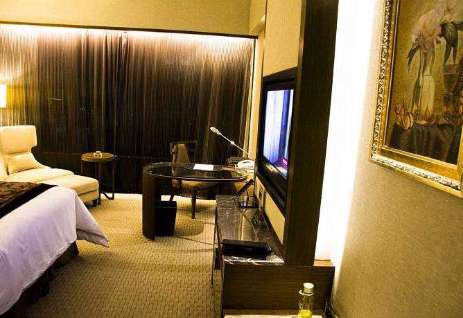 澳门酒店的灵异事件：电视自动开机！